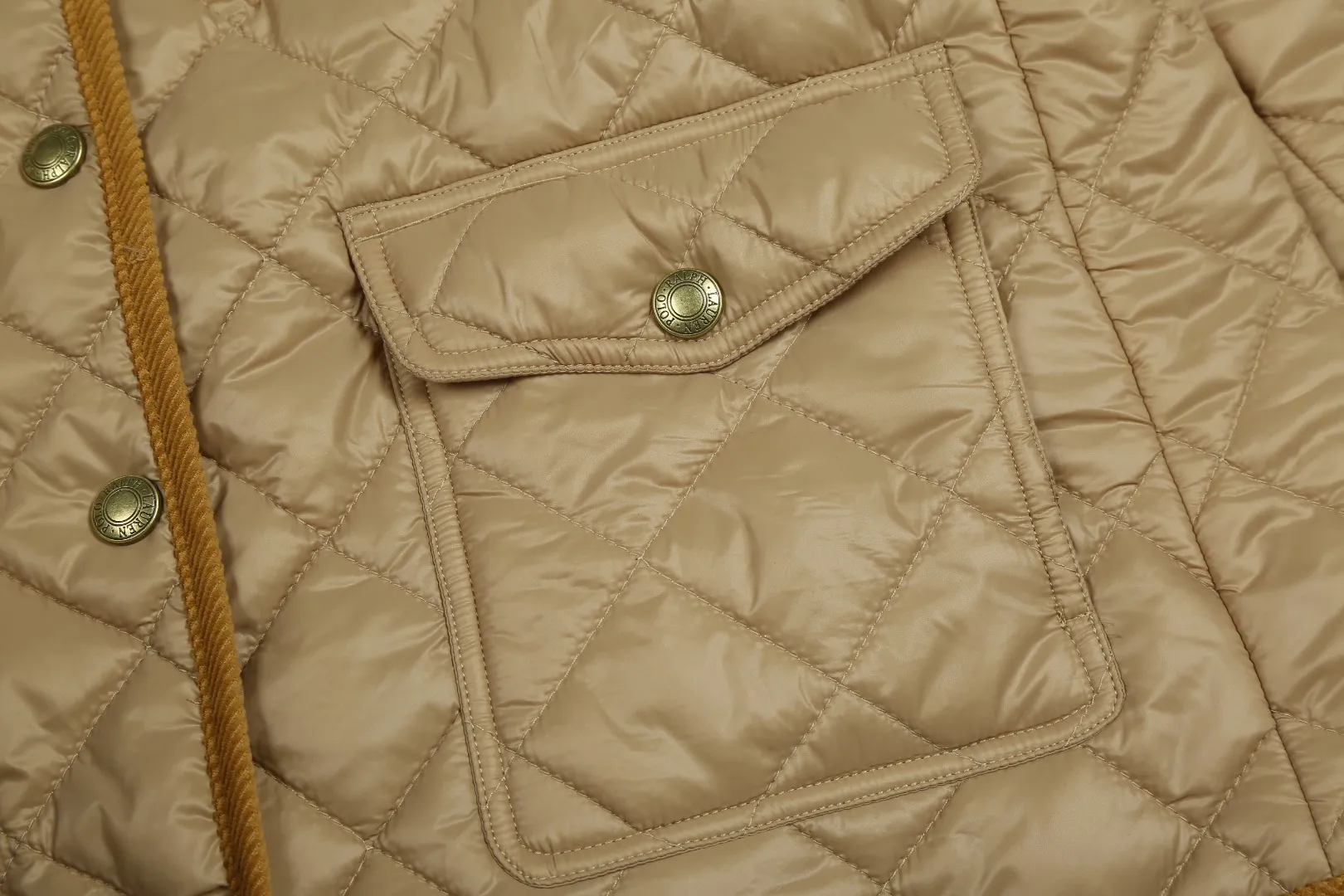 P350 white background picture [popular in winter] Style number: 24376# Color: milk white/navy blue/khaki/black/grey green Size: S to Soft and comfortable✅ - Customized double-circle brand hardware buckle back waist with freely adjustable elastic design✅ - RL three-color diamond-shaped cotton jacket, 100% restoration, corduroy strips running through the whole body, no knots and no overlaps, artificial curling, fine workmanship, highly recommended, rare cotton jacket that does not look bloated, can be worn as an inner layer in the north, multiple neckwear styles, elastic waistline on the back, freely adjustable waist, matt memory technology on the face, with a cotton feel, not to be missed, highly recommended